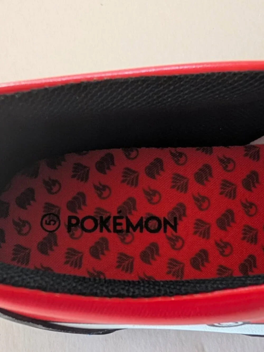 POKEMON BOY'S SHOES SIZE 5 BY GROUNDUP